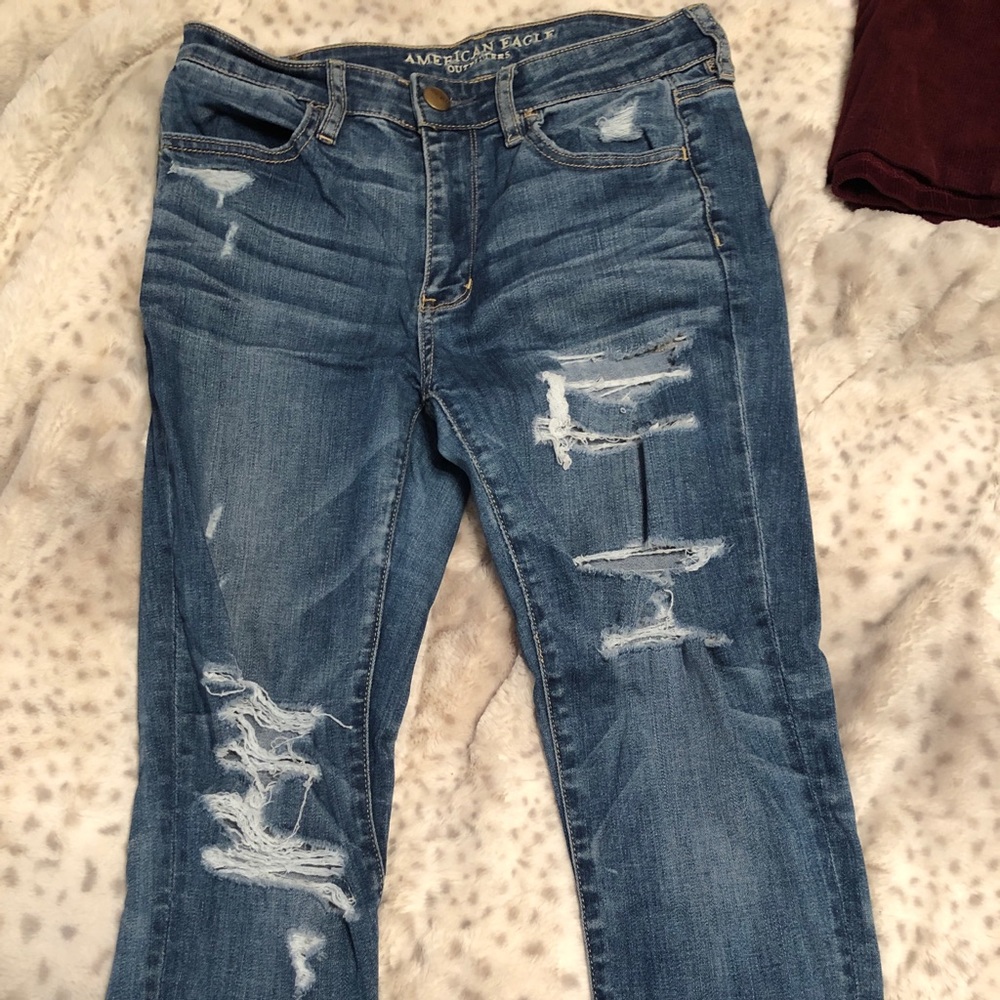 American Eagle ripped jeans. Short